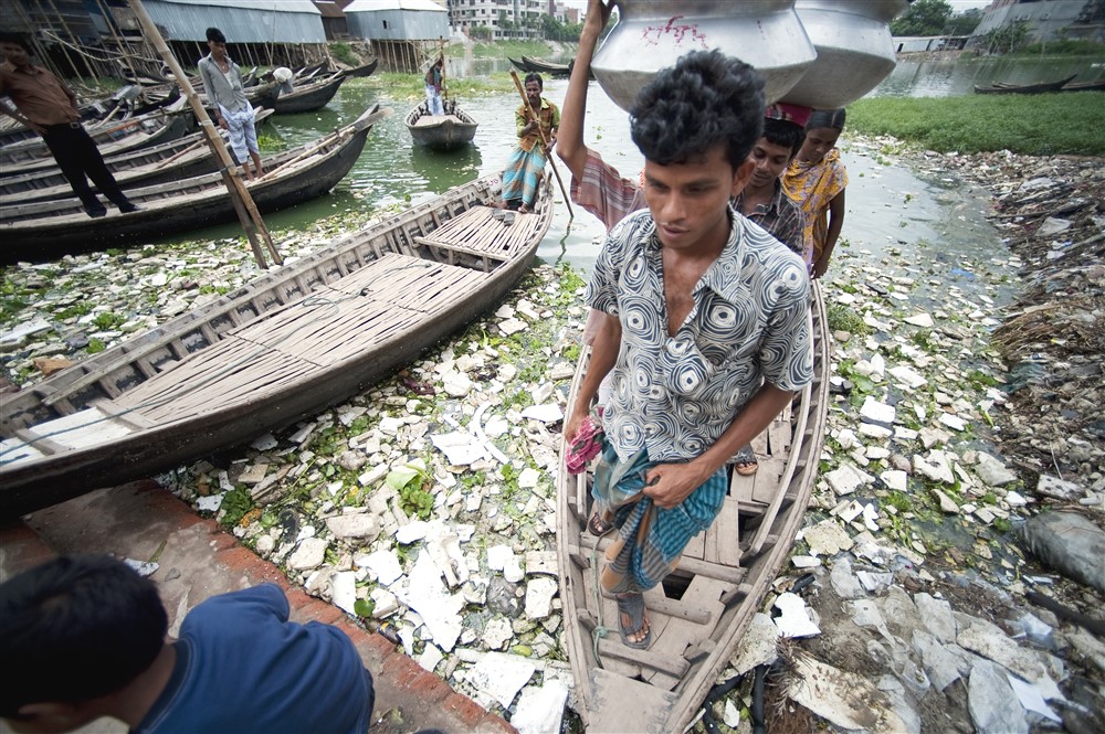 Contaminated water in Karial slum, one of the urban slums of Dhaka, Bangladesh. Photo Kibae Park/Sipa Press